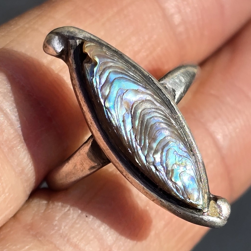 Vintage 1960s solid 925 sterling silver marquise rippled abalone shell ring